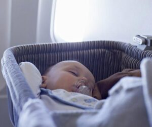 Hän lensi kotiin vauva sylissään. Se, mitä tuntematon nainen teki ensimmäisen luokan osastolla, liikutti kaikkien sydämiä — koneen sisällä ei ollut kuivia silmiä.