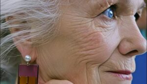 Poika haukkui äitinsä räjähtäneeksi kodittomaksi… Mutta heti kun äiti tarttui mikrofoniin, sulhaset jäivät sanattomiksi.