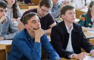 He tulivat luokkaan aikomuksenaan murtaa uusi opettaja, pilkata häntä, pelotella... Mutta ei mennyt minuuttiakaan, kun nuo röyhkeät nuoret seisoivat hänen edessään pää painuksissa, anoen anteeksiantoa.