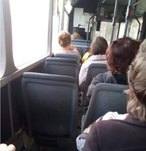 Vanhahko nainen alkoi käyttäytyä töykeästi nuorta tyttöä kohtaan bussissa ja loukkasi hänen vanhempiaan – mutta silloin tyttö teki jotain yllättävää.