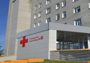 Kirurgi teki kodittomalle siirtolaisnaiselle leikkauksen ilmaiseksi ja menetti kaiken — aseman, maineen ja uran. Ja sitten...