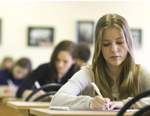 He tulivat luokkaan aikomuksenaan murtaa uusi opettaja, pilkata häntä, pelotella... Mutta ei mennyt minuuttiakaan, kun nuo röyhkeät nuoret seisoivat hänen edessään pää painuksissa, anoen anteeksiantoa.