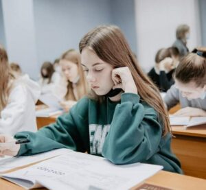 He tulivat luokkaan aikomuksenaan murtaa uusi opettaja, pilkata häntä, pelotella... Mutta ei mennyt minuuttiakaan, kun nuo röyhkeät nuoret seisoivat hänen edessään pää painuksissa, anoen anteeksiantoa.