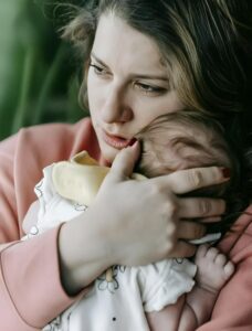 Anoppini vaati, että lopettaisin 5 viikon ikäisen vauvani imetyksen — Kalpenin, kun sain tietää todellisen syyn.