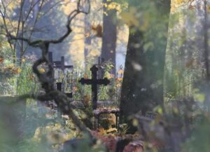 Rikastunut mies itki äitinsä hautakiven äärellä, jota ei ollut vuosikausiin käynyt katsomassa. Yhtäkkiä hän kuuli pienen lapsen rukouksen.