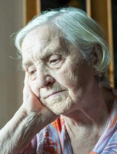 Koskettava tarina... Hän huokaisi penkillä istuessaan: »Minua ei enää kukaan tarvitse», sanoi naapurin mummo. Ja kuukauden kuluttua kuljetin häntä sairaaloihin ja lämmitin kotitekoista borssikeittoa.