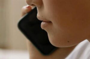 Biologinen äitini, jota en ollut koskaan tavannut, jätti minulle koko omaisuutensa (187 000 dollaria) – mutta se, mikä odotti minua kotona hautajaisten jälkeen, jätti minut sanattomaksi.