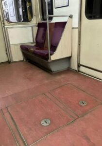 – Eikö sua ole opetettu, että vanhemmille ihmisille pitää antaa istumapaikka?! – huusi nainen metrossa, mutta nuorukaisen vastaus yllätti kaikki.