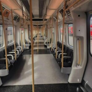 – Eikö sua ole opetettu, että vanhemmille ihmisille pitää antaa istumapaikka?! – huusi nainen metrossa, mutta nuorukaisen vastaus yllätti kaikki.
