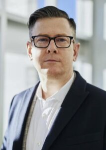Tunnistamaton nainen pelasti vanhuksen lähijunassa – ja illallisella poikaystävän vanhempien kanssa hän näki pelastamansa miehen heidän ruokapöydässään.