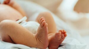 Jätin sokean tyttäreni vieraan huvilan portille – ja lähdin silloisen rakastajani kanssa. Vuosien kuluttua harmaannuin, kun näin kuka astui vanhaan hospitaalihuoneeseen…