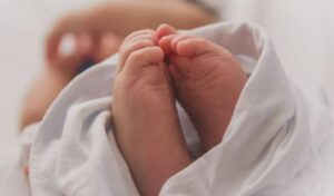Jätin sokean tyttäreni vieraan huvilan portille – ja lähdin silloisen rakastajani kanssa. Vuosien kuluttua harmaannuin, kun näin kuka astui vanhaan hospitaalihuoneeseen…