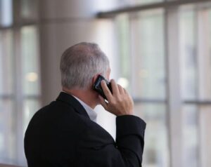 Lukioaikainen tyttöystäväni ilmestyi ovellemme 48 vuoden jälkeen – punainen rasia kädessään.