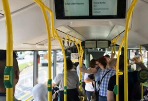 Bussissa iäkäs nainen moitti nuorta miestä hänen tatuoinneistaan, eikä poika kiinnittänyt häneen lainkaan huomiota – kunnes tapahtui jotain yllättävää…
