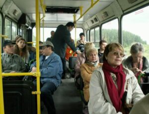 Bussissa iäkäs nainen moitti nuorta miestä hänen tatuoinneistaan, eikä poika kiinnittänyt häneen lainkaan huomiota – kunnes tapahtui jotain yllättävää…