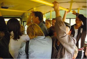 Bussissa iäkäs nainen moitti nuorta miestä hänen tatuoinneistaan, eikä poika kiinnittänyt häneen lainkaan huomiota – kunnes tapahtui jotain yllättävää…