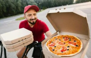 Poika odotti joka perjantai innokkaasti pizzakuljettajaa, joka halasi häntä tiukasti: äiti ei ymmärtänyt poikansa käytöstä, kunnes sai kuulla kauhean totuuden…