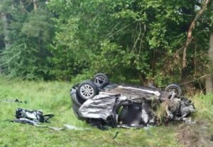 Pieni tyttö löydettiin yöllä maantieltä paljain jaloin: jopa kokeneimmat poliisit itkivät kuullessaan hänen tarinansa...