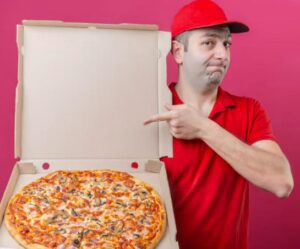Poika odotti joka perjantai innokkaasti pizzakuljettajaa, joka halasi häntä tiukasti: äiti ei ymmärtänyt poikansa käytöstä, kunnes sai kuulla kauhean totuuden…
