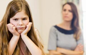 Ennen töihin lähtöäni naapuri kysyi minulta: "Onko tyttäresi taas koulun ulkopuolella?" Nauroin. "Ei, hän käy joka päivä." Hän kurtisti kulmiaan. "Kuka tämä tyttö sitten on, jota näen jatkuvasti talossasi?" Seuraavana aamuna teeskentelin lähteväni ja piilouduin sängyn alle. Hetken kuluttua kuulin pehmeitä askelia... ja sitten kuiskauksen, joka kylmeni vereni.