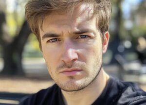 “Isoäiti, äiti sanoi, etten saa kertoa mitä näin kotona.”