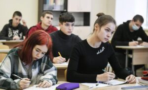 Ennen töihin lähtöäni naapuri kysyi minulta: "Onko tyttäresi taas koulun ulkopuolella?" Nauroin. "Ei, hän käy joka päivä." Hän kurtisti kulmiaan. "Kuka tämä tyttö sitten on, jota näen jatkuvasti talossasi?" Seuraavana aamuna teeskentelin lähteväni ja piilouduin sängyn alle. Hetken kuluttua kuulin pehmeitä askelia... ja sitten kuiskauksen, joka kylmeni vereni.