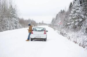 Rikas liikemies pysähtyi lumiselle tielle – ja se, mitä poika kantoi sylissään, sai hänet jähmettymään kauhusta