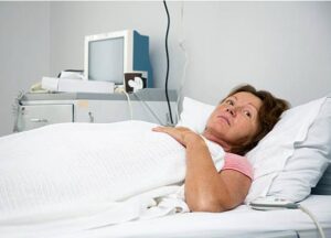 Sono stato portato d'urgenza in ospedale in condizioni critiche. I medici hanno chiamato mio figlio, ma lui ha detto: "Sono impegnato a portare mia moglie a cena; comunque non ha molto tempo".