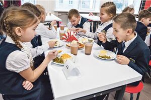 Hän luuli oppilaansa jättävän lounaan väliin, kunnes mies löysi hänet metsästä ruokkimasta koditonta isäänsä ja vakavasti sairasta veljeään. Hän kertoi hänelle tarinan rakkaudesta, selviytymisestä ja hiljaisesta rohkeudesta.
