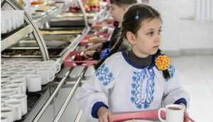 Hän luuli oppilaansa jättävän lounaan väliin, kunnes mies löysi hänet metsästä ruokkimasta koditonta isäänsä ja vakavasti sairasta veljeään. Hän kertoi hänelle tarinan rakkaudesta, selviytymisestä ja hiljaisesta rohkeudesta.
