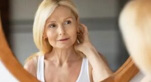 Myin taloni maksaakseni aviomieheni syöpähoidot. Kun hän parantui, hän jätti minut nuoremman naisen vuoksi. Poikani ja työtoverini nauroivat selkäni takana. Luulin jo pudonneeni mahdollisimman alas, mutta en tiennyt vielä, että eräs sateinen yö muuttaisi kaiken tavalla, jota en olisi osannut kuvitellakaan.