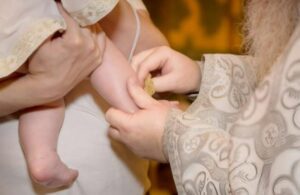 Anoppi alkoi huutaa miniälleen juuri pojanpojan kasteen aikana, mutta pappi teki jotain, mikä sai miniän katumaan sitä syvästi, ja hän polvistui ja aneli anteeksiantoa...