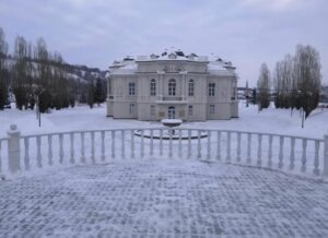 Ystävällinen nainen antoi yksinhuoltajaisän ja hänen poikansa viettää yön kotonaan tietämättä kuka poika todella oli tai mitä häntä odotti seuraavana aamuna.