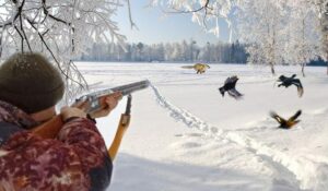 Kettu johdatti metsästäjät kuopan luo – ja se, mitä he näkivät sen pohjalla, sai heidän kätensä vapisemaan niin, että aseet putosivat maahan.