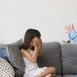Ollessani sairaalassa äitini ja siskoni päättivät, että olisi hauskaa laittaa nelivuotias tyttäreni laatikkoon ja kertoa hänelle, että hän "menee takaisin tehtaalle". Kun palasin kotiin, löysin hänet sisältä itkemästä, ja joku tuntematon seisoi hänen yllään teeskennellen kantavansa hänet pois, perheeni nauroidessa. En huutanut. En väittänyt vastaan. Ryhdyin toimiin. Ja viikkoa myöhemmin he olivat ne, jotka huusivat.