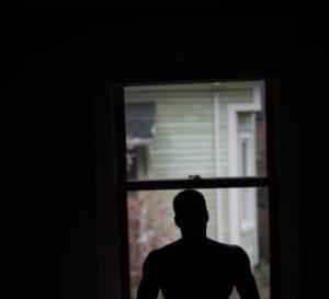 Poikani ja hänen vaimonsa lukitsivat mieheni ja minut kellariin omassa talossamme. Kun paniikki puri minuun, mieheni kuiskasi hiljaa: “Hiljaa…