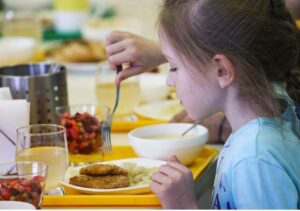 Hän luuli oppilaansa jättävän lounaan väliin, kunnes mies löysi hänet metsästä ruokkimasta koditonta isäänsä ja vakavasti sairasta veljeään. Hän kertoi hänelle tarinan rakkaudesta, selviytymisestä ja hiljaisesta rohkeudesta.