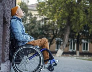 Veljeni työnsi minua rajusti, jolloin rattaat kaatuivat ja kaaduin laattalattialle. Isku lävisti minut kuin sähköisku, ja hetkeä myöhemmin hänen pureva kommenttinsa iski minuun lähes yhtä lujaa kuin kaatuminen itse.