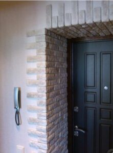 Eräänä iltana tulin töistä kotiin ja löysin hammastikun lukosta. Sitten se tapahtui uudestaan. Kuvittele minua seisomassa ulkona pinsetit kädessäni, kuin joku hullu lukkoseppä. En ilmoittanut siitä. Viritin ansan... koska jos joku halusi pelata näitä outoja leikkejä, minulla oli jotain parempaa.