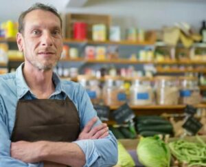 Hemmoteltu nainen pilkkasi minua, koska työskentelin kassanhoitajana supermarketissa – mutta muutamassa minuutissa siitä päivästä tuli yksi elämäni tärkeimmistä.