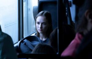 Iäkäs nainen alkoi huutaa nuorelle tytölle bussissa ja solvaamaan tämän vanhempia — mutta tyttö teki jotakin, mikä sai koko bussin hiljenemään…