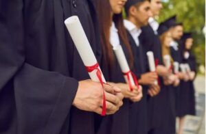 Isäpuoleni oli rakennusmies lähes 25 vuoden ajan. Silti juuri hän kasvatti minut siihen, että jonain päivänä väittelin tohtoriksi. Kun opettajani näki hänet valmistujaisissani, hän jäi sanattomaksi — ja minä ymmärsin vasta silloin, mitä kaikkea hän oli uhrannut minun vuokseni.