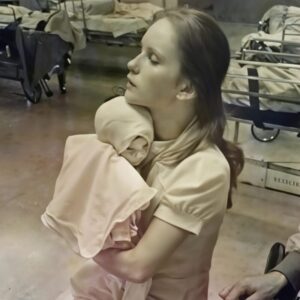 Vuonna 1977 sairaanhoitaja pelasti vakavasti palaneen vauvan – 38 vuotta myöhemmin hän näki vanhan kuvansa somessa ja jäi sanattomaksi