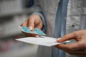 Iäkäs nainen alkoi huutaa nuorelle tytölle bussissa ja solvaamaan tämän vanhempia — mutta tyttö teki jotakin, mikä sai koko bussin hiljenemään…