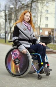 "Älä tule", mieheni aneli minua. "Jos he näkevät sinut pyörätuolissa, ihmiset säälivät minua."