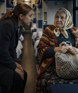 Matkustin junassa vanhan rouvan kanssa, joka katsoi minua epäluuloisesti ja puristi laukkuaan rintaansa vasten... mutta kun juna yhtäkkiä pysähtyi, laukku lipesi hänen käsistään ja putosi lattialle . Ja se mikä putosi ulos sai minut palelemaan kylmään