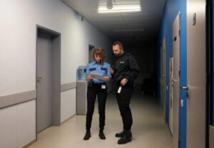 Pieni poika soitti salaa hätänumeroon vanhempiensa takia — ja se, mitä poliisi näki, sai kokeneimmatkin vaikenemaan.