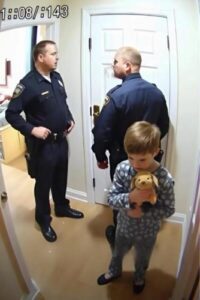 Pieni poika soitti salaa hätänumeroon vanhempiensa takia — ja se, mitä poliisi näki, sai kokeneimmatkin vaikenemaan.