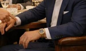 — … Isälläni oli täsmälleen samanlainen kello kuin teillä.