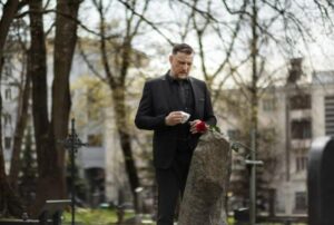 Krematorion lasin läpi hän huomasi raskaana olevan vaimonsa vatsassa lievän vapinan. Hetken hän luuli sen olevan vain kivun illuusio, mutta sitten liike toistui – selkeästi ja ilmiselvästi.